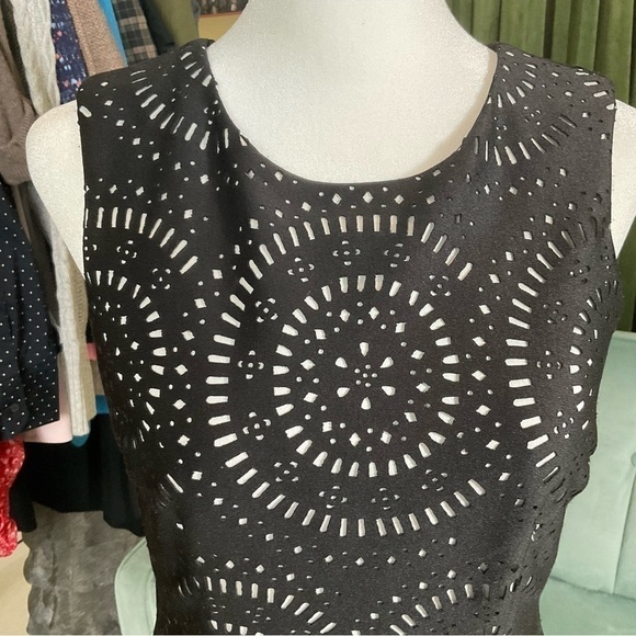 EUC White House Black Market Black And White Sheath Dress Size 0 - Picture 4 of 5